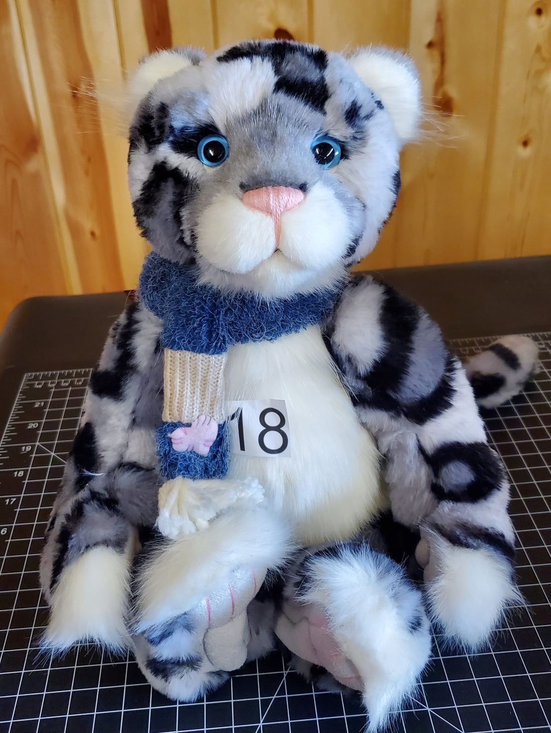 Babbledy - 16" Snow Leopard - Paw Store Exclusive by Charlie Bears